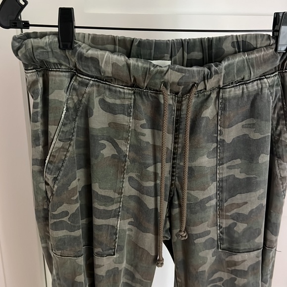Camo joggers by Bella Dahl size Sm - Picture 2 of 6